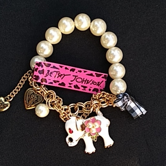 Betsey Johnson Jewelry - Betsey Johnson elephant pearl charm bracelet